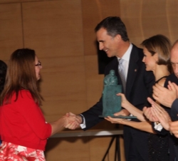 Don Felipe entrega a Marta Pérez el galardón concedido a Valnalón 